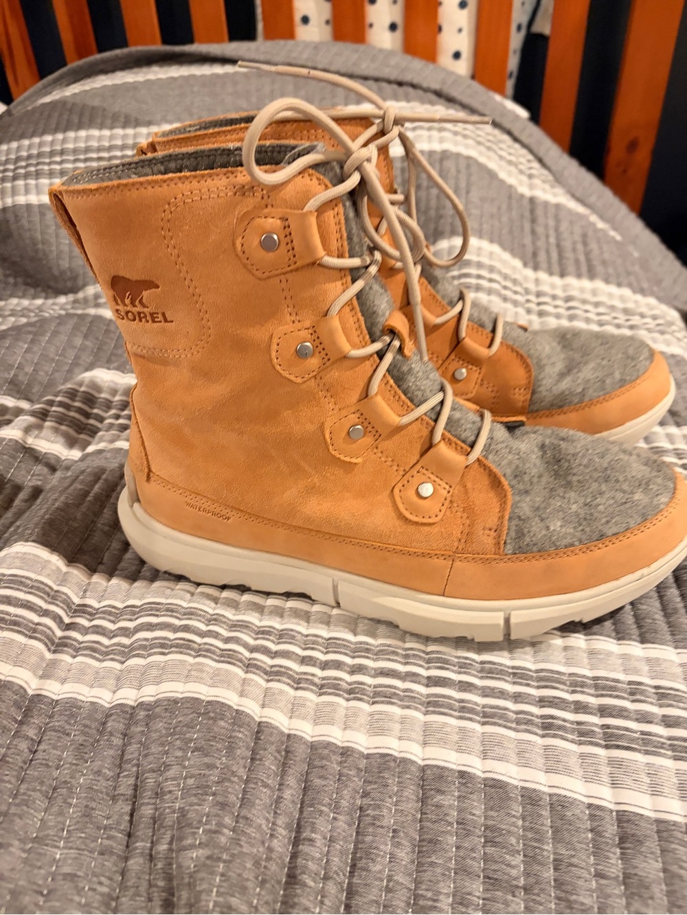 Sorel Women’s 10.5 Waterproof Tan and Gray Lace-Up Winter Boots